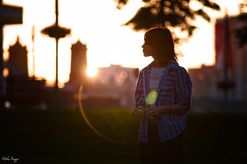 Закатный портрет в индустриальном пейзаже фото превью