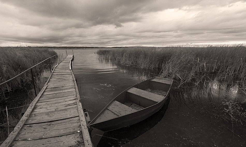 осень, озеро, лодка, мосток, облака, Андрей Алексеев