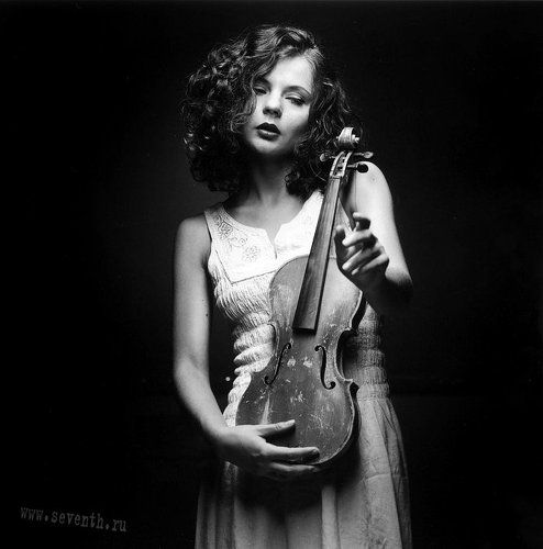 Portrait with a dead violin