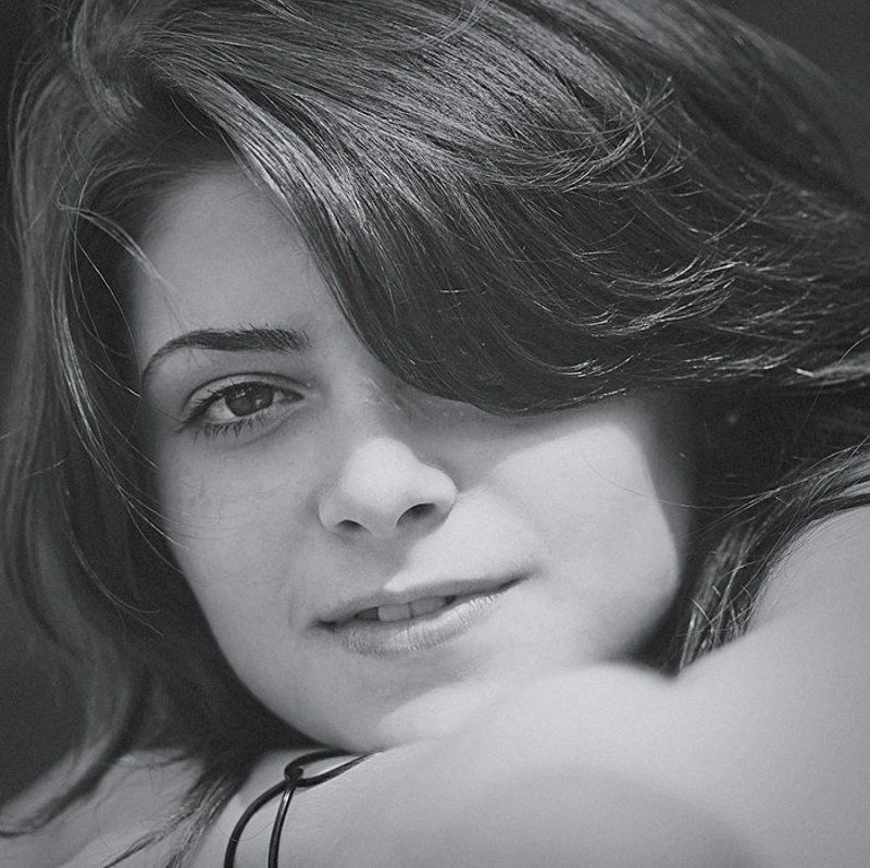 девушка, локоть, монохром, синий, глаза, волосы, веснушки *** фото превью