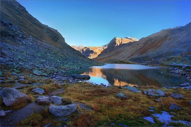 На берегу каменного озера фото превью