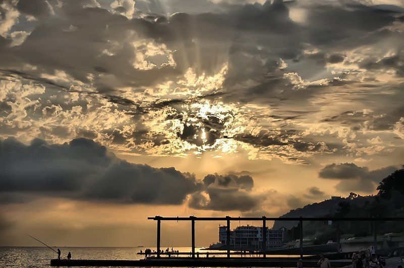 закат, небо На пылающий город падает тень фото превью