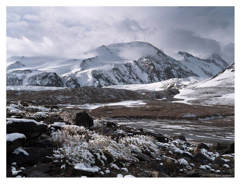 горы, памир, первый, снег Пока еще теплое, но уже снежное Памирское утро фото превью