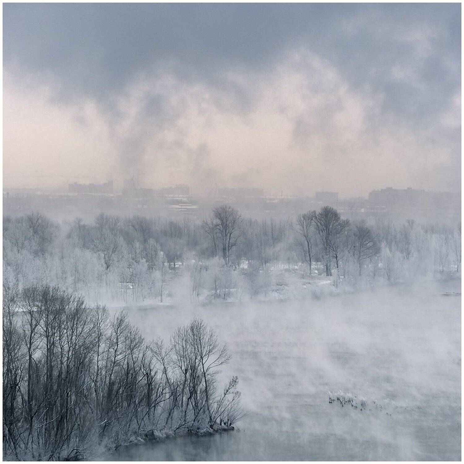 белый, вода, голубой, город, дымка, енисей, квадрат, красноярск, лед, мороз, пар, пейзаж, природа, рассвет, река, снег, туман, утро, этюд, Дмитрий Антипов