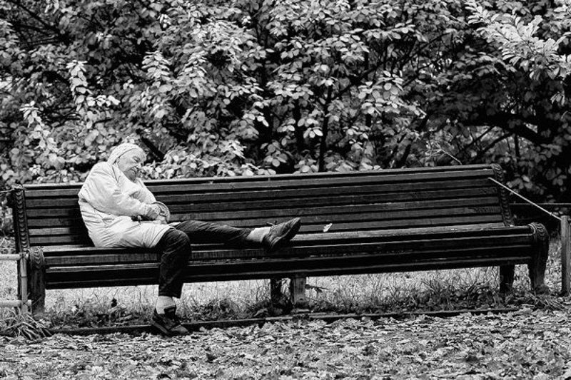 бабушка, бабуля, лавка, лавочка, парк, осень, сон Одинокая старость... фото превью