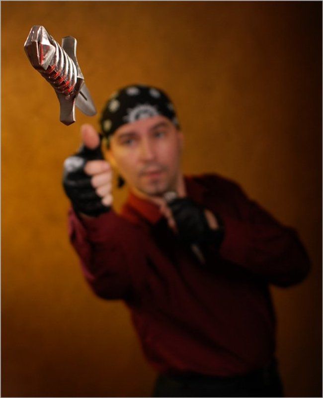 метание ножа, мужчина, нож на стадии полета фото превью