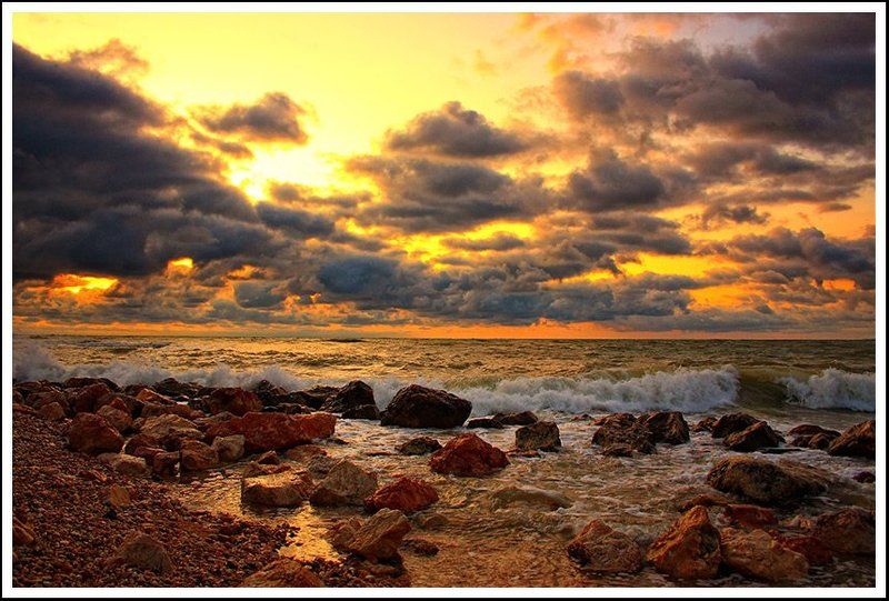 море, закат, тучи, прибой Желтым вечером фото превью