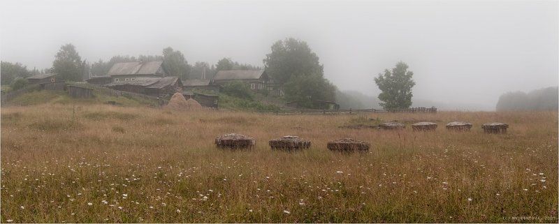 Туманное деревенское утро фото превью