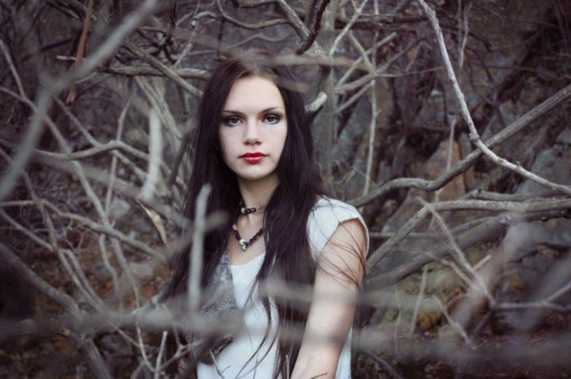 девушка, ветки, осень, белое mari фото превью