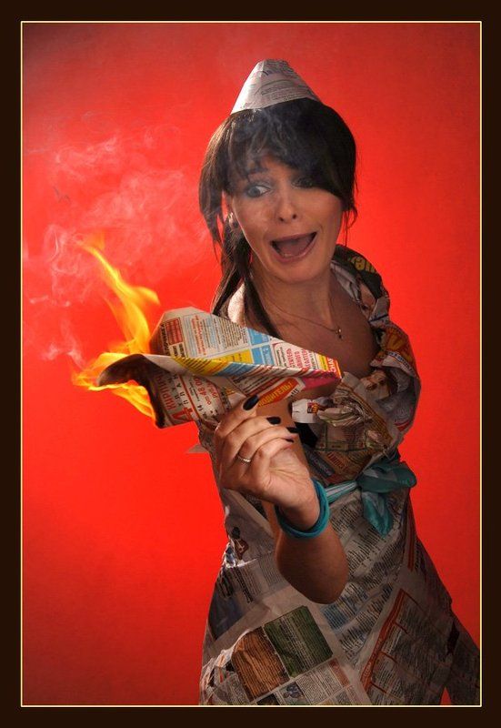 девушка, пожар, огонь, газета, взгляд зажигательный пилотаж фото превью