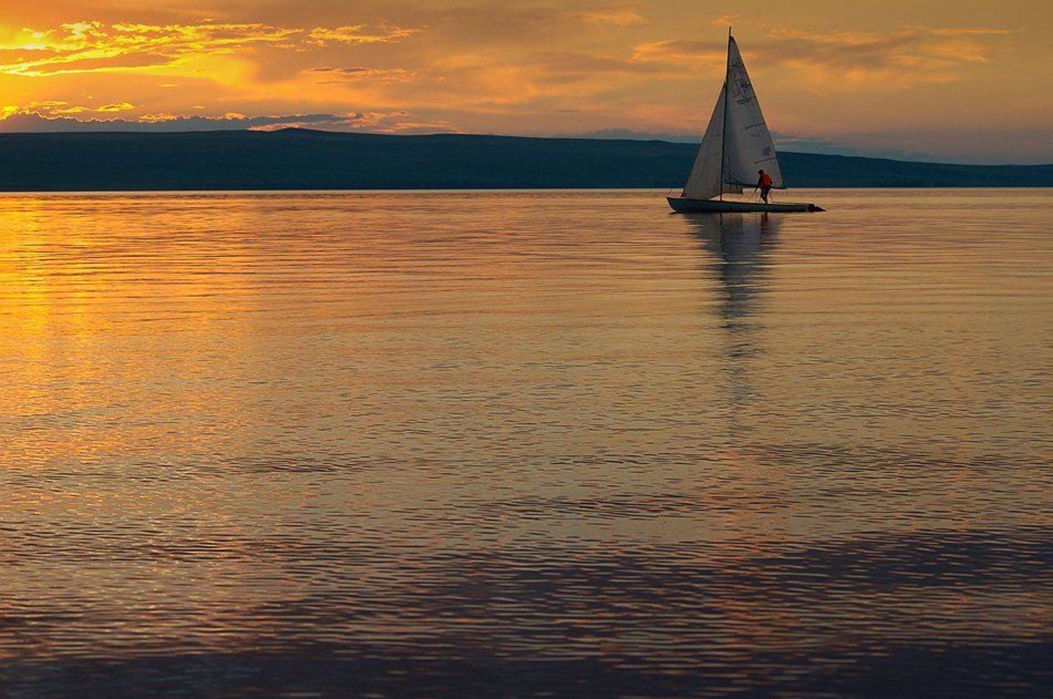 беле, белё, Большой, вечер, Вода, Волны, Желтый, закат, Красивый, лодка, Одинокий, озеро, Оранжевый, отдых, Отражение, Отражения, парус, Парусник, пейзаж, плавать, Плыть, природа, путешествия, романтика, Романтичный, туризм, хакасия, ходить, Яркий, яхта, Дмитрий Антипов