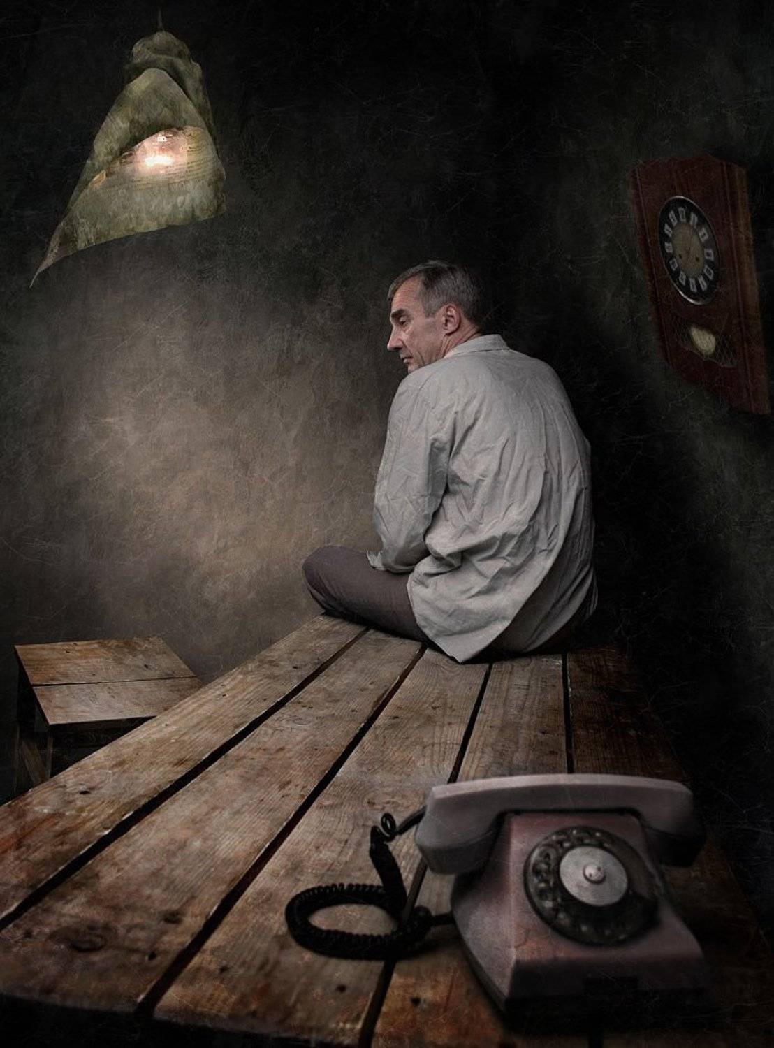 часы, телефон, ожидание, стол, лампа, табурет, свет, тень, спина, одиночество, угол, Пётр Мусатов