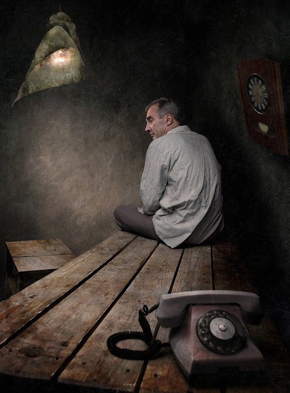 часы, телефон, ожидание, стол, лампа, табурет, свет, тень, спина, одиночество, угол Часы и телефон фото превью