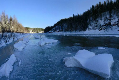 Замерзала река..