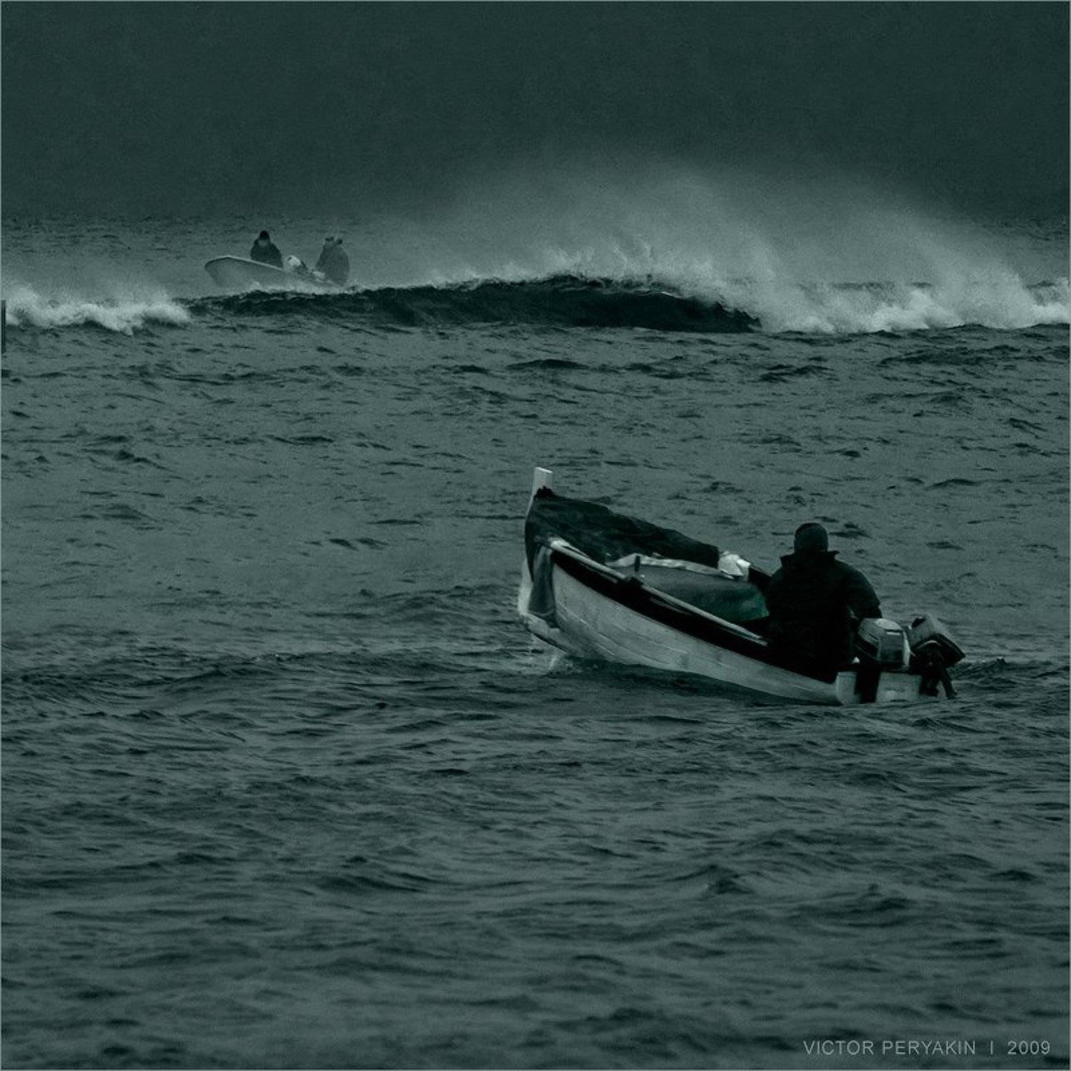 стихия, море, албания, лодка, волны, рыбаки, Виктор Перякин