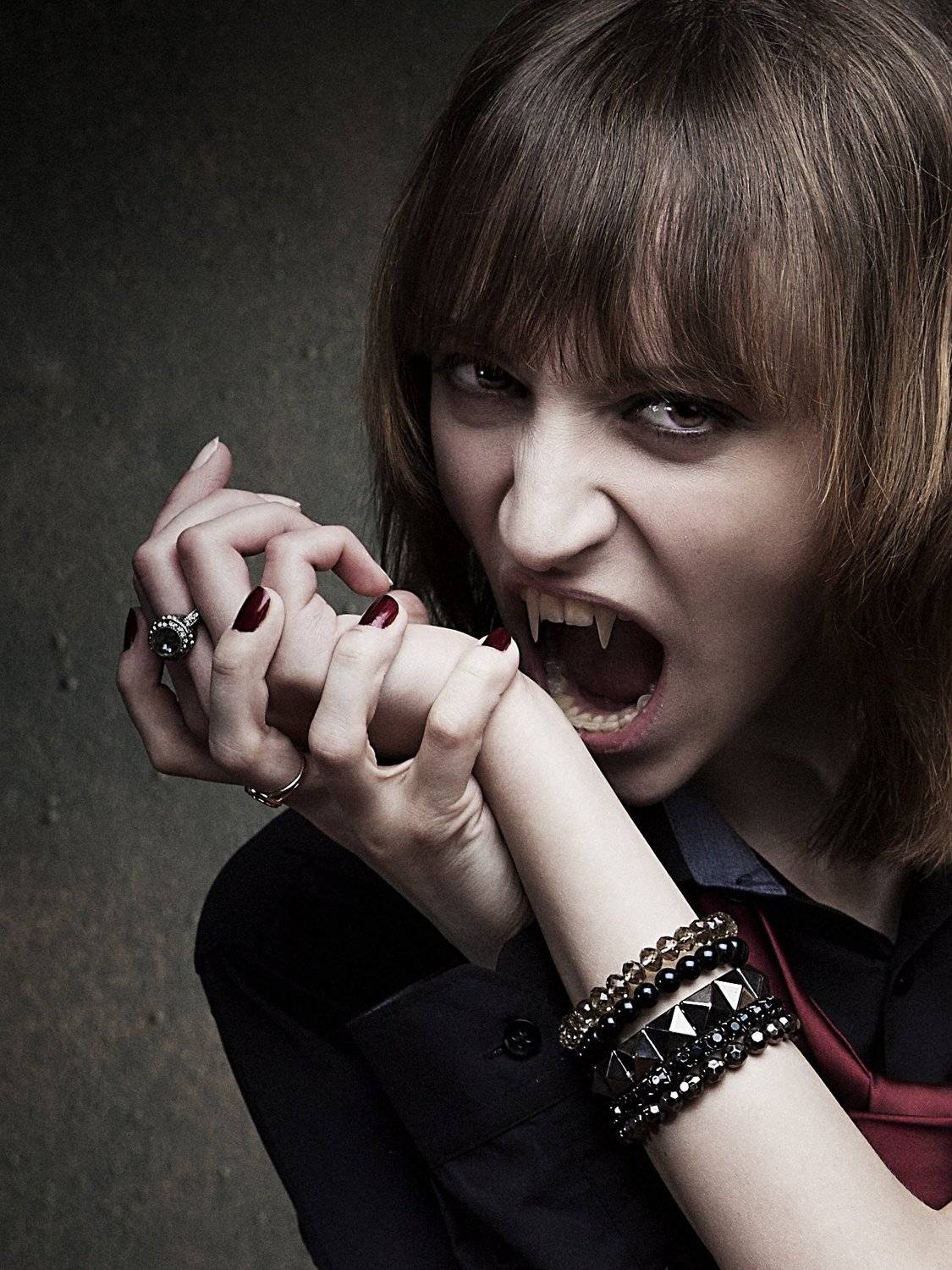 вампир, рука, клыки, Шипов Олег