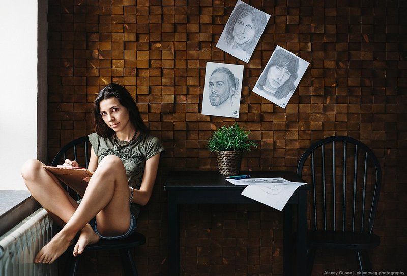 girl,drawing,room,wood,beauty,portrait,artist,table Portrait фото превью