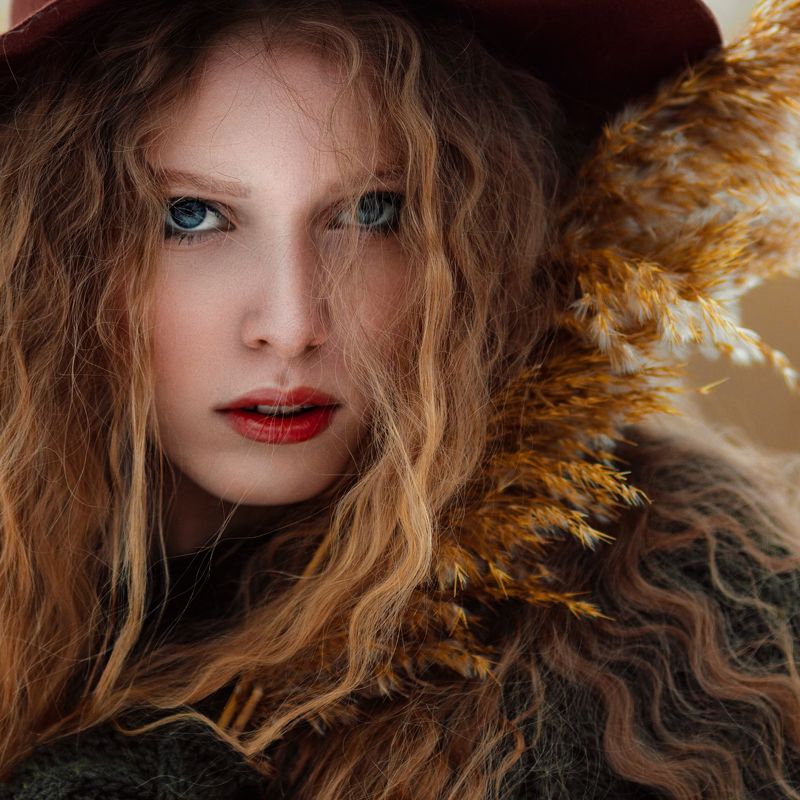 камыш, девушка, шляпа, озеро, зима, облака, свет, взгляд, желтый, зеленый, пленер, красный, губы, колос Ксения фото превью