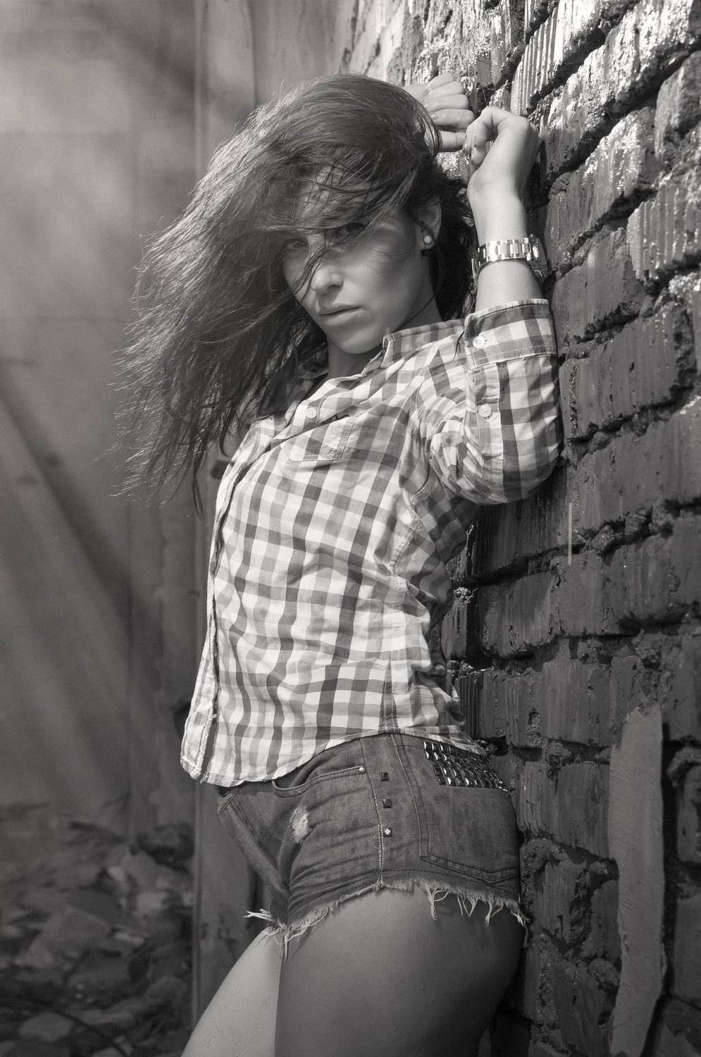  красота  черный и белый  кирпичной  стене  глаза  лицо  мода  волосы  гламур  девушка  красивая  молодая, Треьяков Денис