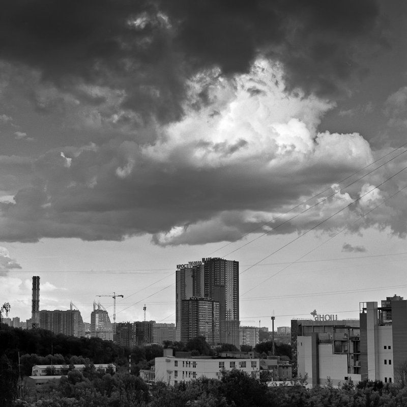 городской пейзаж., гроза., туча. \