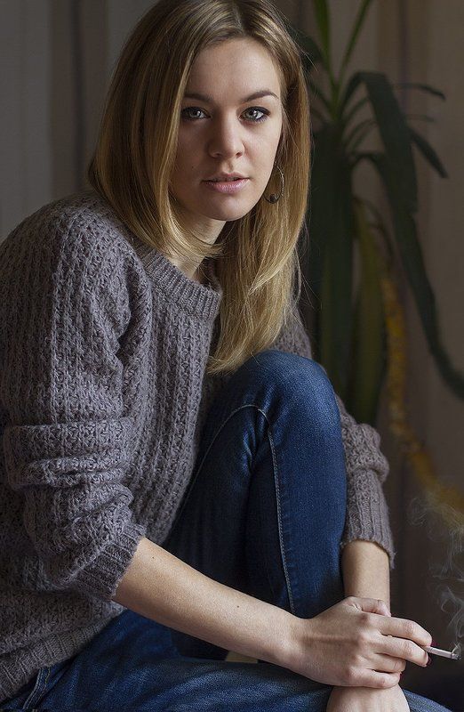 девушка курит kate фото превью