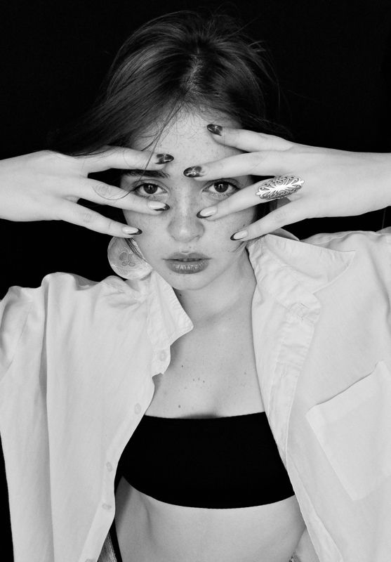 портрет, портретная фотография, женский портрет, естественный свет, фотосессия, чб, девушка, естественность, удаленная съемка Mihaela фото превью