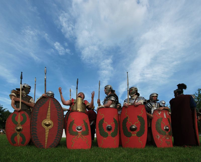 Древний рим, Легионеры, фаланга, щиты, воздетые руки, нервы, красный Будь проклят тот день, когда я сел за баранку этого пылесоса фото превью