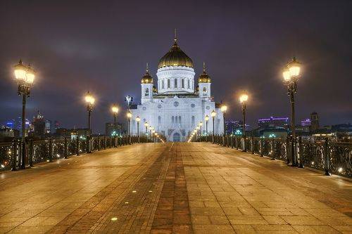 Патриарший мост, Храм