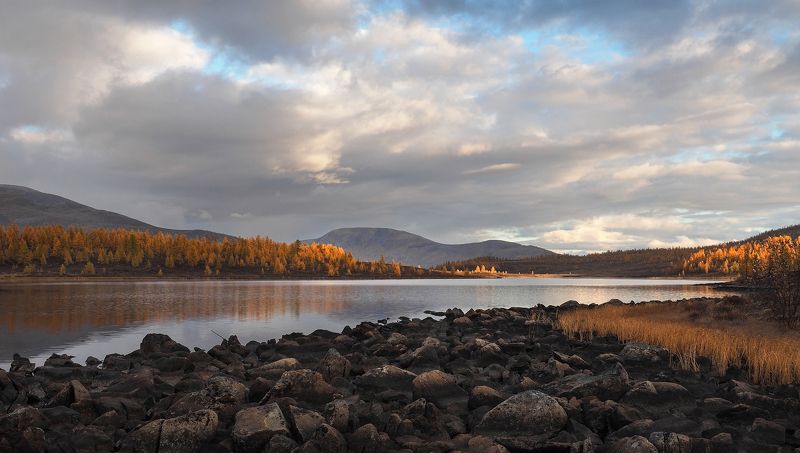 На каменистом берегу фото превью