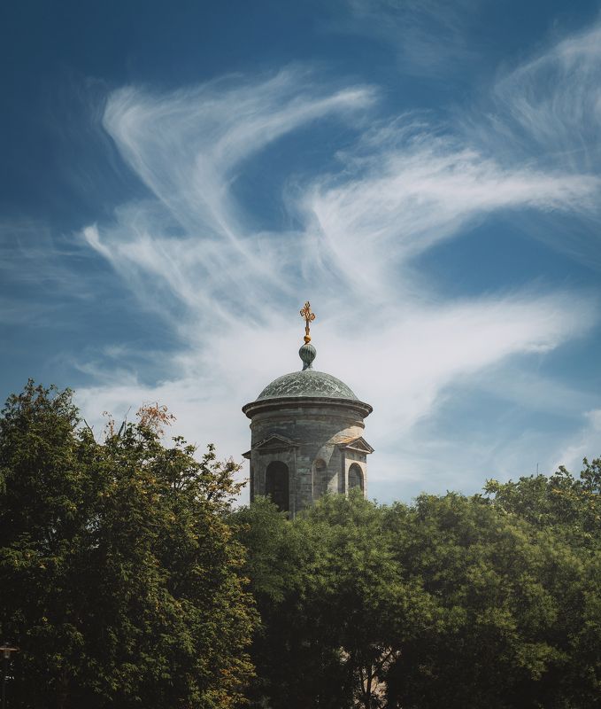 архитектура, город, лето, колонны, площадь, древность, облака, небо, винтажная оптика, юпитер 37а, керчь, крым, россия Истории перистых облаков. фото превью