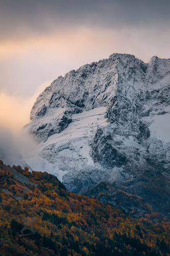 Первый снег в горах
