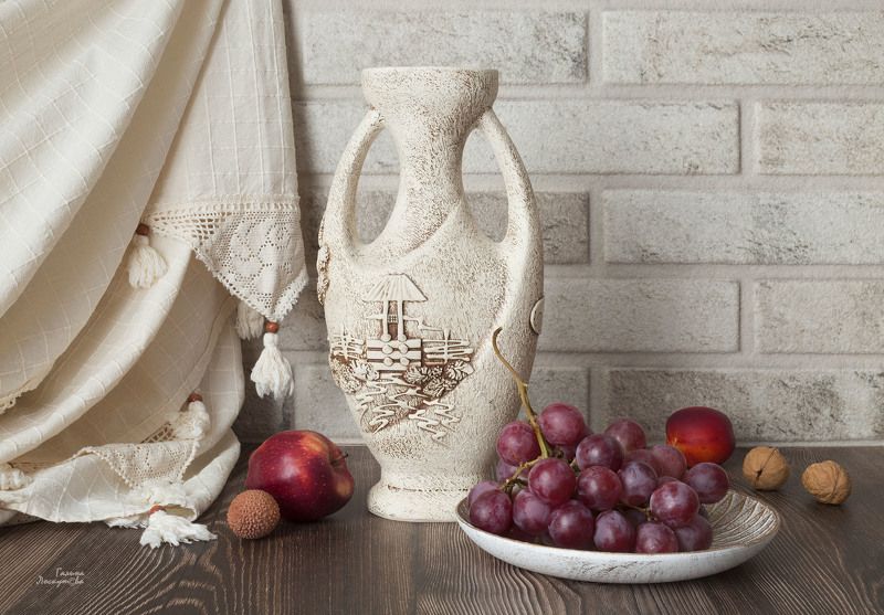 ваза, керамика, тарелка, штора, драпировка, бязь, виноград, орехи, сливы, нектарины Натюрморт с орехами и фруктами фото превью