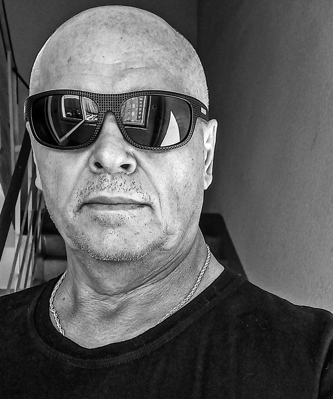 У открытого окна фото превью