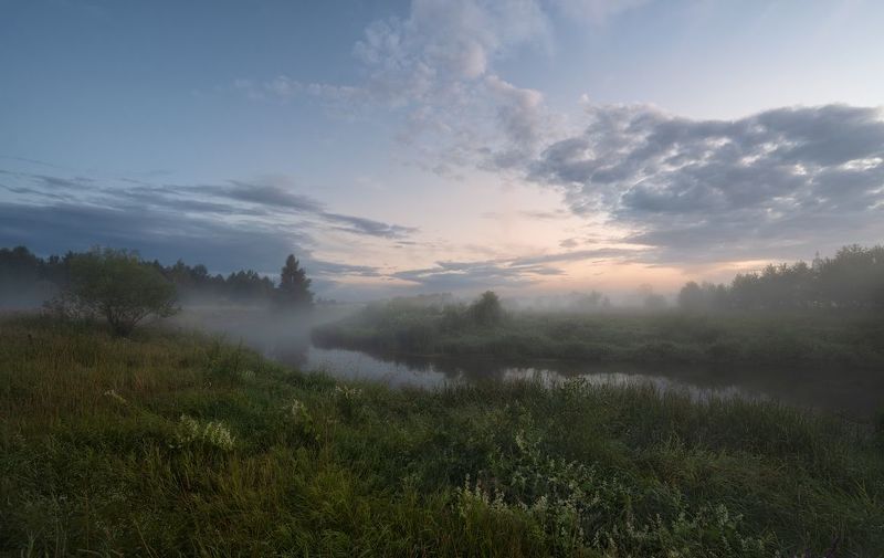 вечер,закат,река,туман,небо,облака,отражение туманный вечер фото превью
