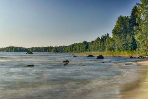 Солнечное утро на берегу Онежского озера