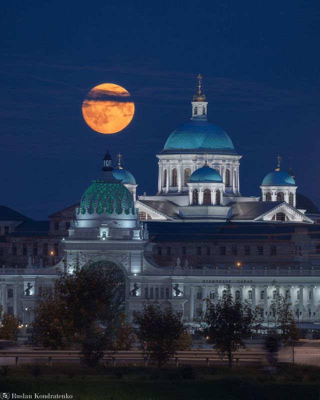 Собор Казанской иконы Божией Матери, Дворец земледельцев, Казань, Луна, Полнолуние Собор Казанской иконы Божией Матери и Дворец земледельцев на фоне восходящей Луны фото превью