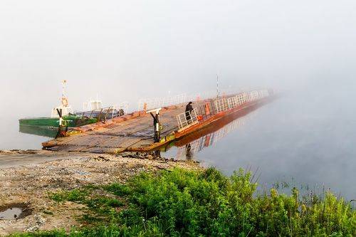 В туман уходящий...