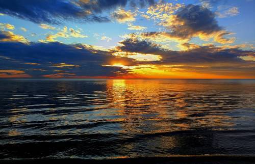 Яркий закат