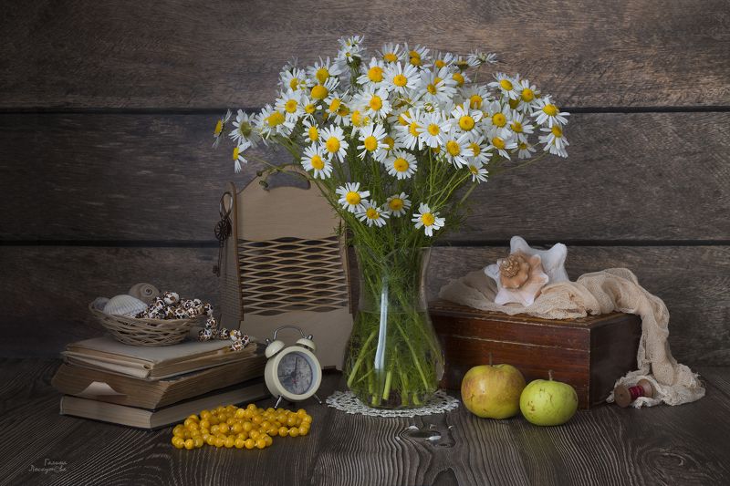 натюрморт, шкатулка, яблоки, букет, ромашки,раковины, книги, будильник, бусы, катушка, марля, ключ, салфетка На старом чердаке фото превью
