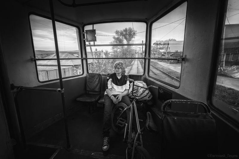 стрит, трамвай, подросток, пассажир После велопрогулки фото превью