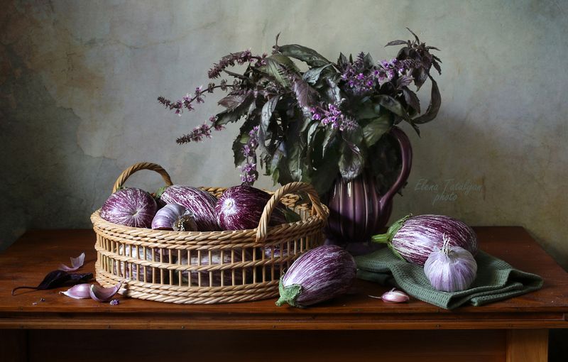 баклажаны, чеснок, базалик С мраморными баклажанами и базиликом. фото превью