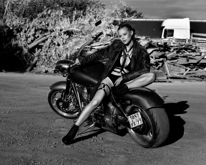 The girl is a motorcycle racer фото превью