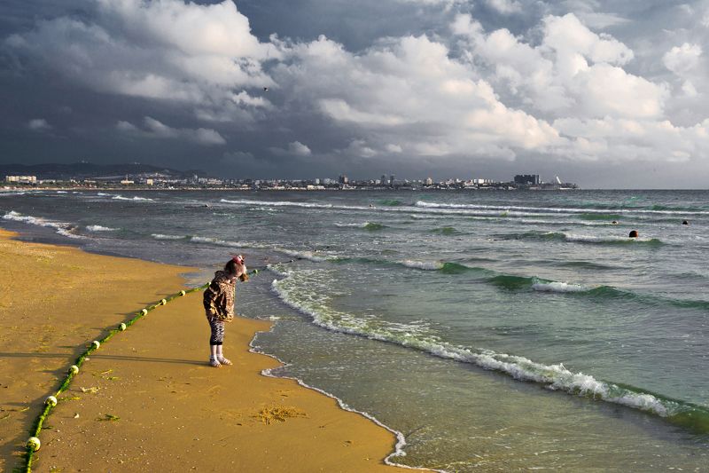 Девочка и море фото превью