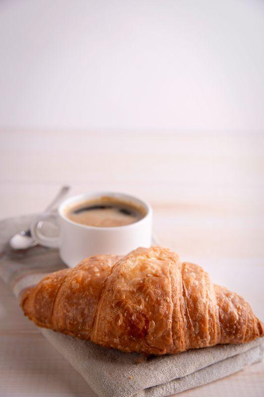 Утро, кофе и круасан фото превью