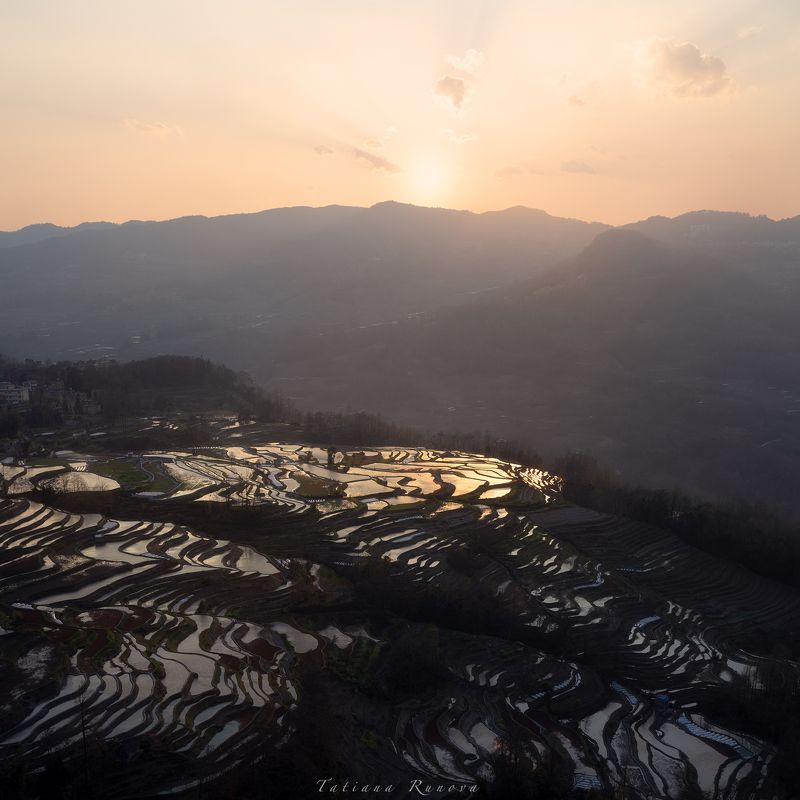 Закат на рисовых террасах провинции Юньнань фото превью