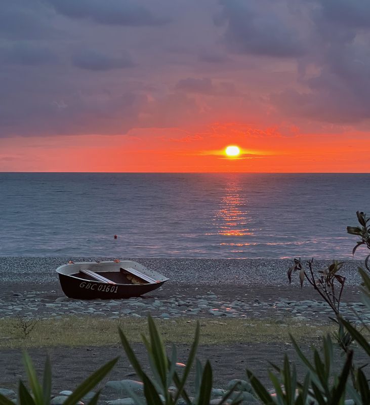 Лодка, солнце и вода фото превью