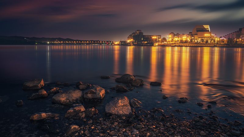 пейзаж, вечер, ночь, огни, отражения, город, берег, камни, выдержка, река, енисей, красноярск, сибирь, стрелка, татышев Огни Енисея фото превью