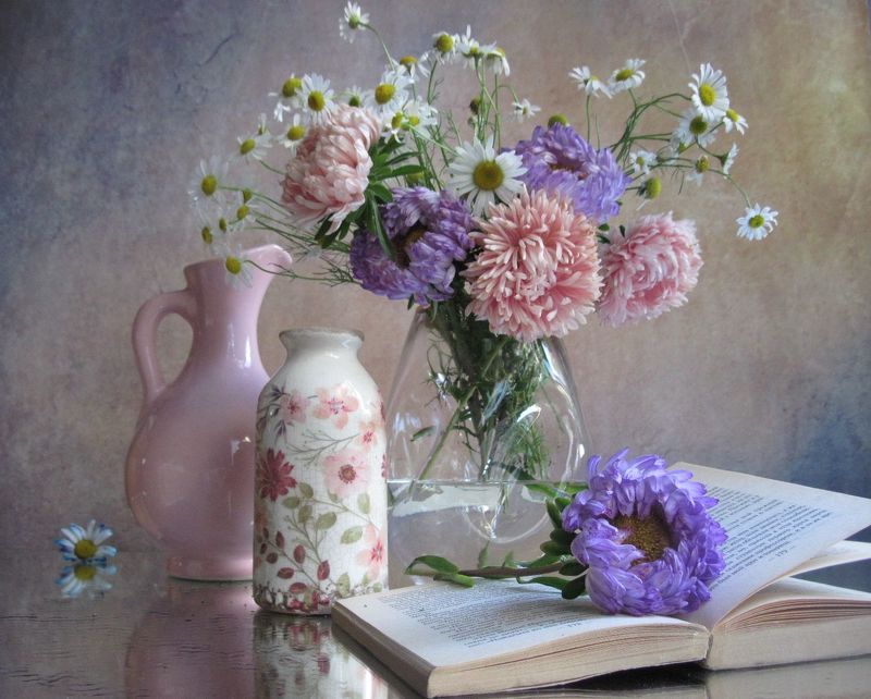 цветы, букет, астры, ромашки, кувшин, ваза, книга Витальный фото превью