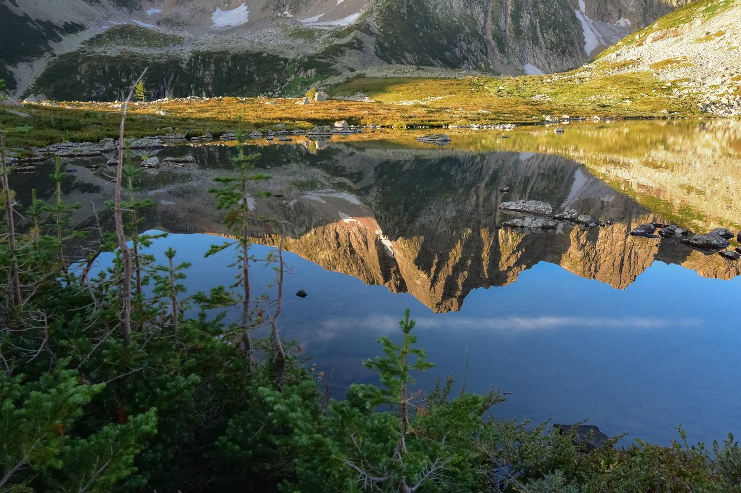 россия, хакасия, кузнецкий алатау, лето, озеро, отражение, вода, ели, горы, Вячеслав Холзаков
