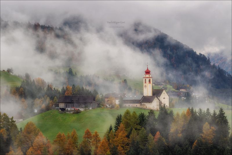 доломитовые альпы,pieve-di-marebbe,деревня,val-pusteria,осень,италия,туман,alps,morning,colors,fog,mountain Плыл туман... фото превью